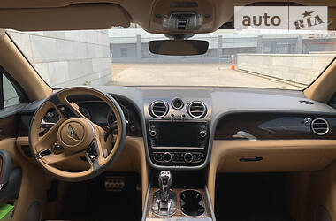 Позашляховик / Кросовер Bentley Bentayga 2016 в 