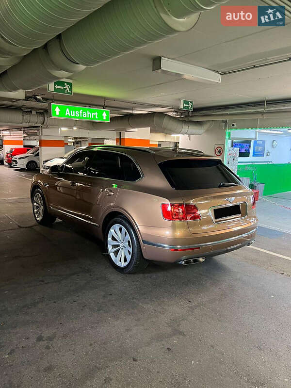 Внедорожник / Кроссовер Bentley Bentayga 2016 в Киеве
