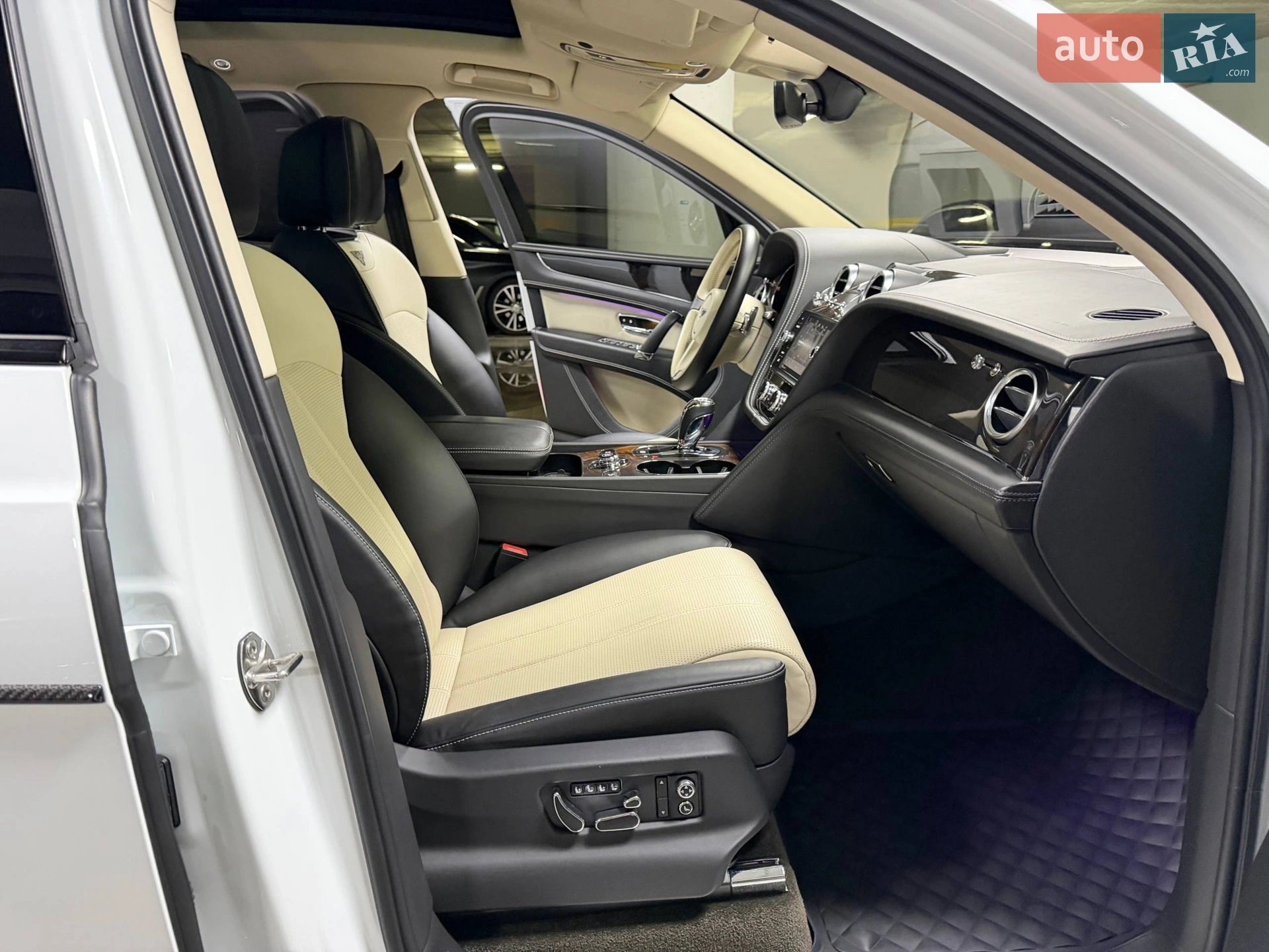 2018 Bentley Bentayga - мініатюра 122