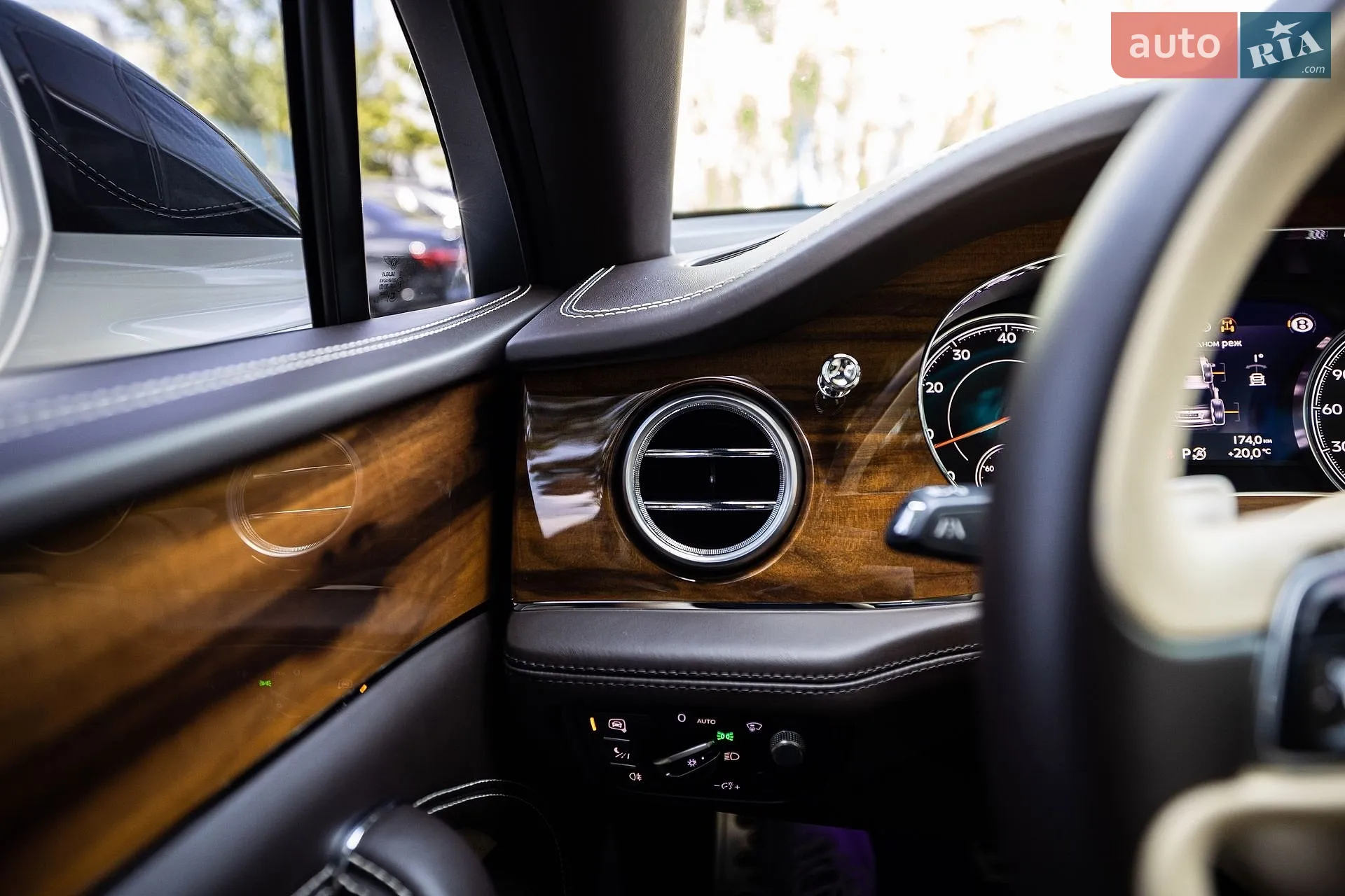 2017 Bentley Bentayga - мініатюра 41