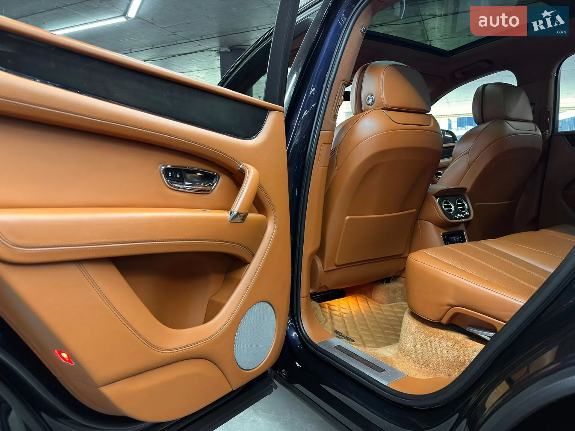2018 Bentley Bentayga - мініатюра 23