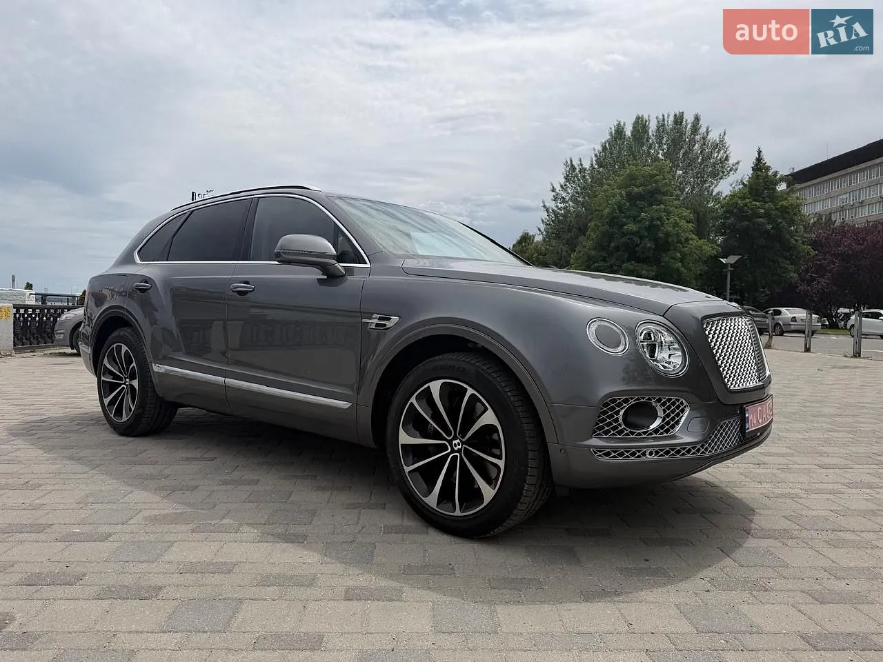 2016 Bentley Bentayga - мініатюра 2