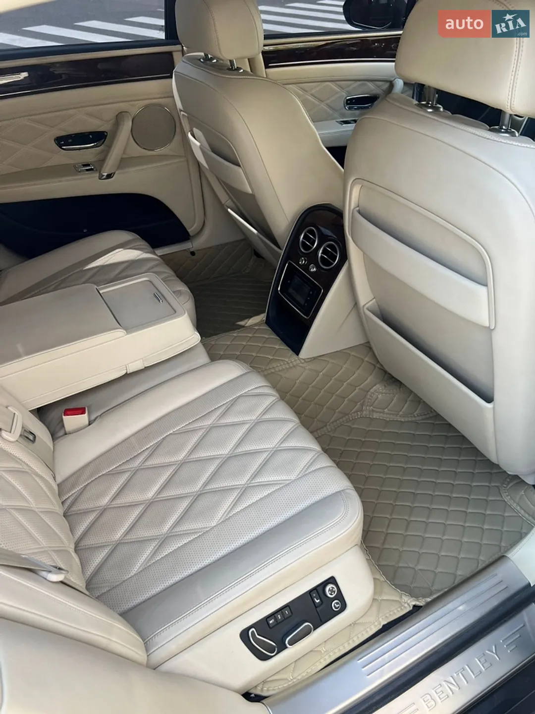 2015 Bentley Flying Spur - мініатюра 39