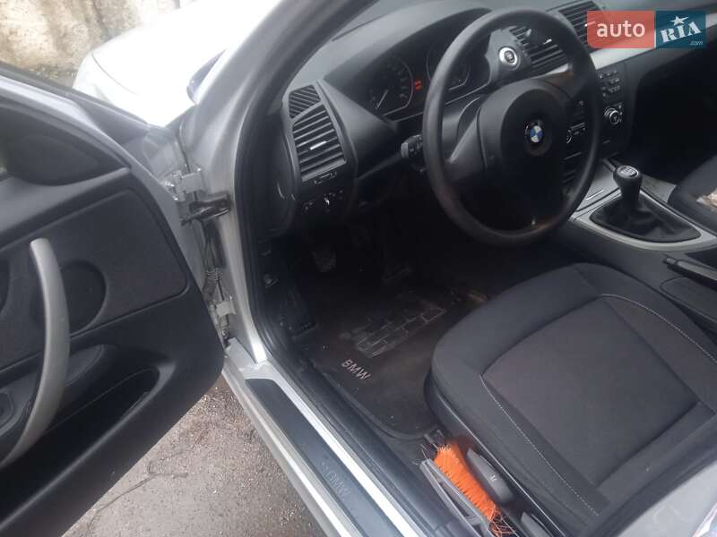 Хэтчбек BMW 1 Series 2009 в Волочиске