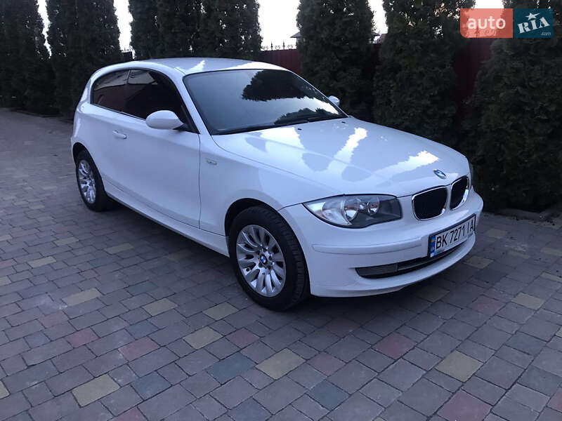 Хетчбек BMW 1 Series 2009 в 