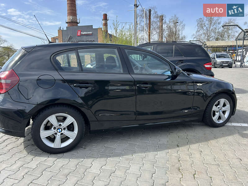 Хетчбек BMW 1 Series 2008 в Чернівцях