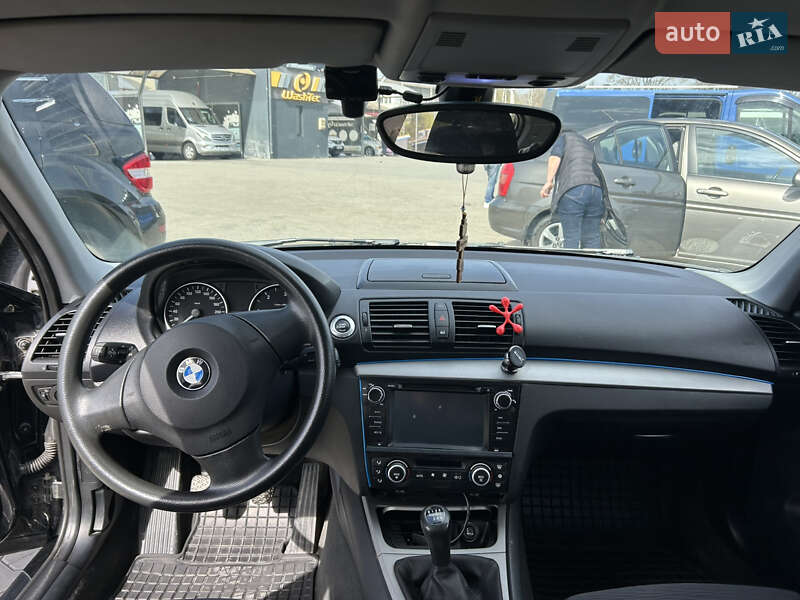 Хетчбек BMW 1 Series 2008 в Чернівцях