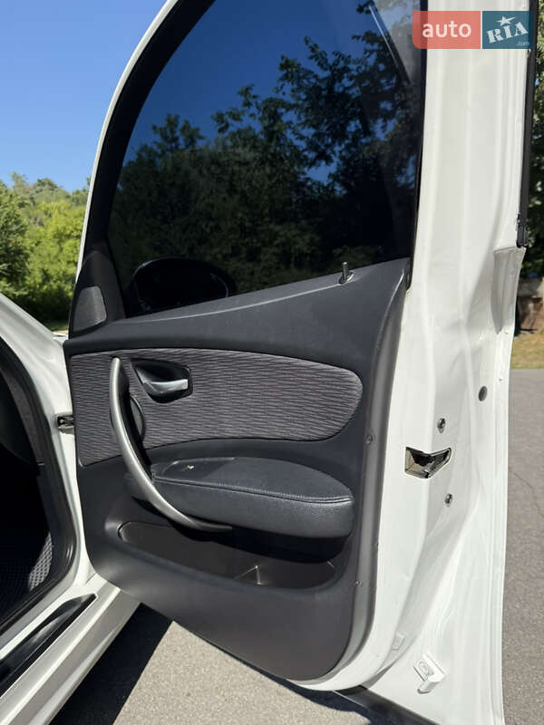 Хетчбек BMW 1 Series 2009 в Немирові