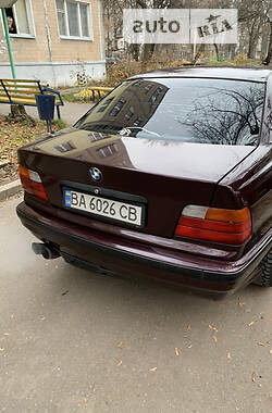 Седан BMW 3 Series 1992 в Харкові