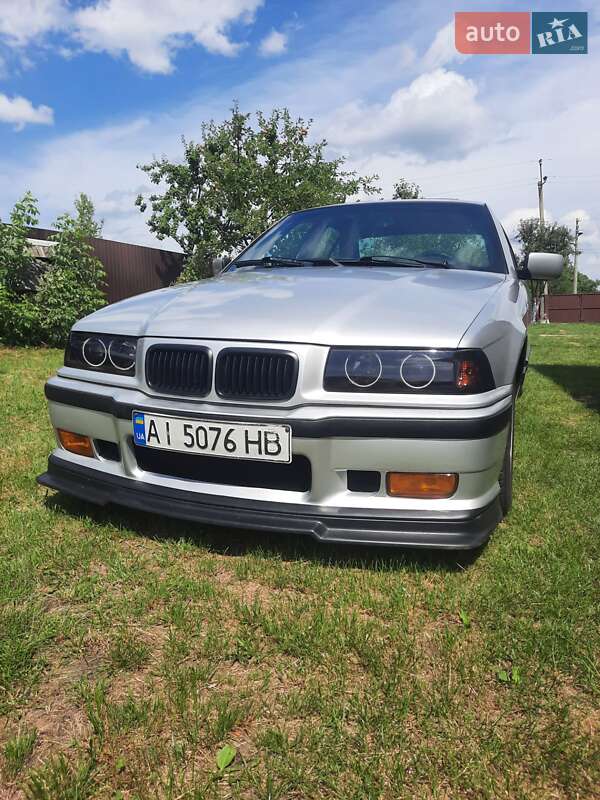 Седан BMW 3 Series 1993 в Киеве