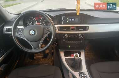 Седан BMW 3 Series 2010 в Новояворовске