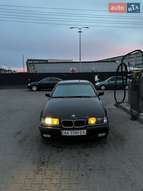 Седан BMW 3 Series 1991 в Киеве