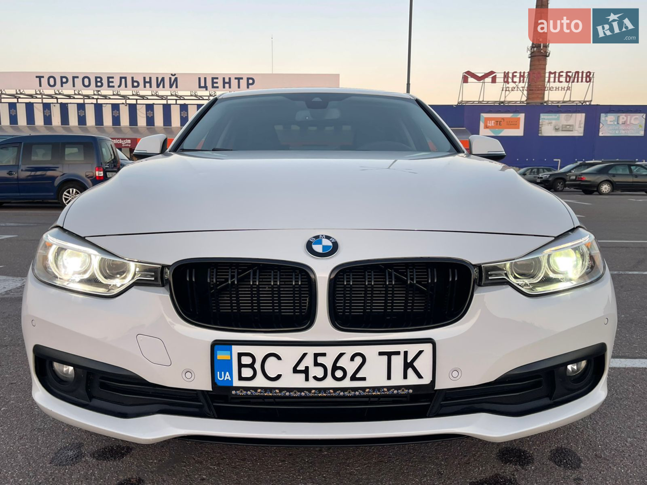 BMW F30 2.0 дизель 2015 року з оригінальним пробігом 120 000 км. Автомобіль знаходиться в чудовому технічному та зовнішньому стані, без ДТП і без фарбувальних робіт. Двигун і автоматична коробка передач працюють бездоганно, без будь-яких нарікань.
Основні характеристики:
• Двигун: 2.0 дизель — потужний, економічний і надійний.
• Коробка передач: Автомат — працює плавно і без проблем.
• Пробіг: 105 000 км — оригінальний пробіг, перевірений.
• Салон: Шкіряний, в ідеальному стані, електричні сидіння з пам’яттю налаштувань.
• Кузов: Без ДТП, без подряпин і вм’ятин, зберіг первісний вигляд.
• Ходова частина: Відмінний стан, не потребує додаткових вкладень.
• Розхід палива: 5.5 л/100 км за містом, 6.5-7 л/100 км в місті.
Комплектація:
• Бі-ксенонові фари для чудової видимості в будь-яких умовах.
• Мультимедійна система iDrive з навігацією, бортовим комп’ютером і Bluetooth.
• Динаміки Harman/Kardon для відмінної якості звуку.
• Двозонний клімат-контроль для комфортного налаштування температури.
• Люк для додаткового провітрювання та комфорту.
• Проекційний дисплей (Head-Up Display), що відображає важливу інформацію на лобовому склі.
• Круїз-контроль для комфортних і довгих подорожей.
• Датчик дощу — автоматично активує двірники при дощі.
• Парктроніки для зручного паркування.
• Задня камера для легкого маневрування при паркуванні.
• Автодотяжка пасків безпеки для підвищеної безпеки водія і пасажирів.
• Оригінальні 17-дюймові колеса, додатково нові зимові колеса.
• Заводка з кнопки — для зручного запуску двигуна.
Автомобіль в ідеальному технічному стані, всі техогляди пройдені, не потребує додаткових вкладень. Додатково встановлені нові зимові шини, що робить авто готовим до будь-яких погодних умов.