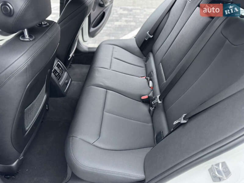 Седан BMW 3 Series 2017 в Киеве