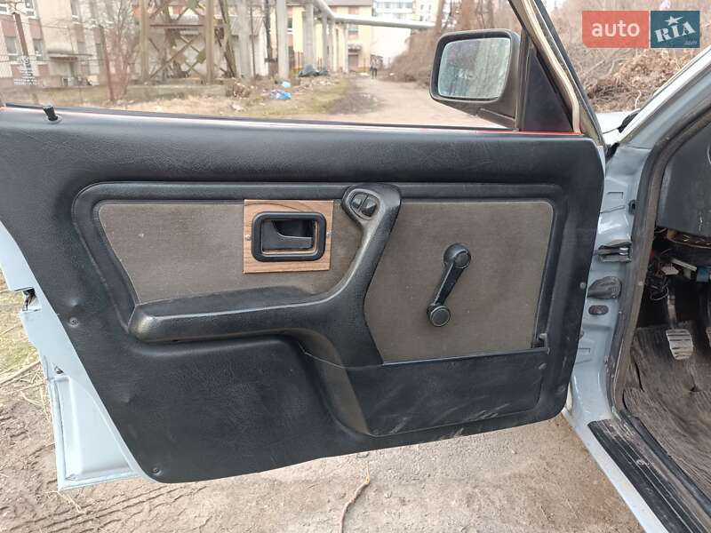 Седан BMW 3 Series 1986 в Львові