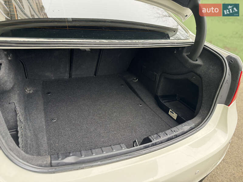 Седан BMW 3 Series 2013 в Чернівцях