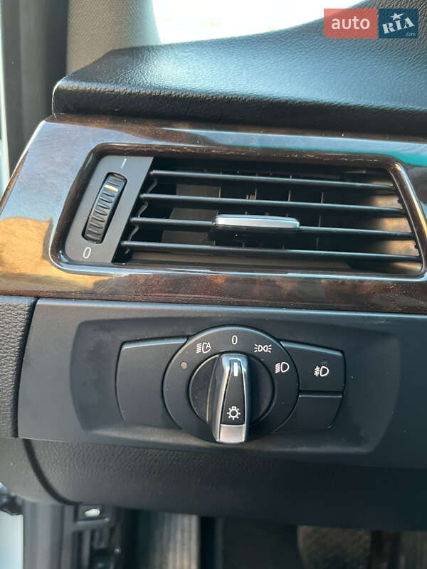 Седан BMW 3 Series 2011 в Краснограде