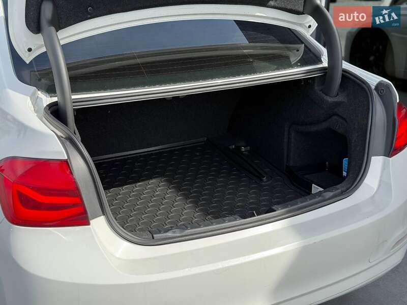 Седан BMW 3 Series 2018 в Ровно