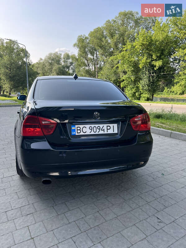 Седан BMW 3 Series 2005 в Новояворовске