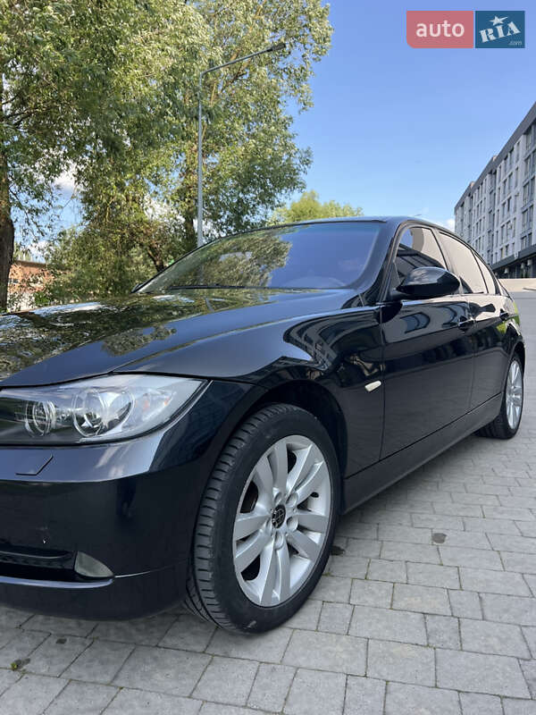 Седан BMW 3 Series 2005 в Новояворовске