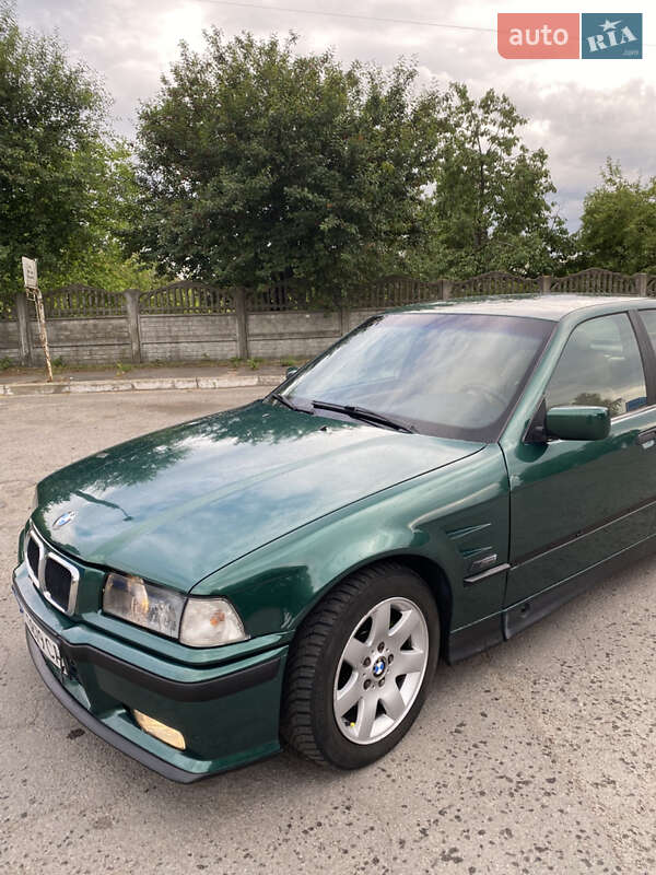 Седан BMW 3 Series 1993 в Острозі