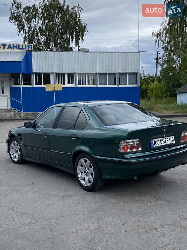 Седан BMW 3 Series 1993 в Острозі