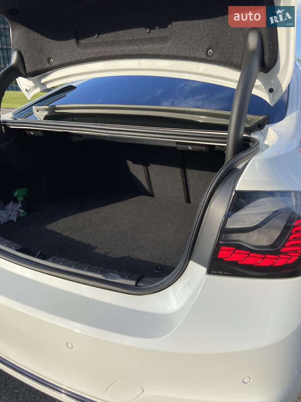 Седан BMW 3 Series 2017 в Киеве