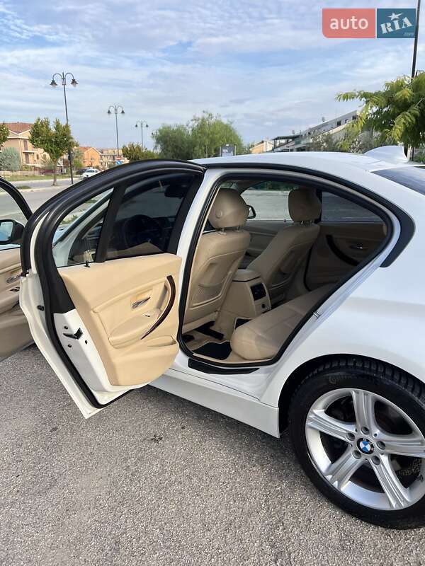 Седан BMW 3 Series 2013 в Львові