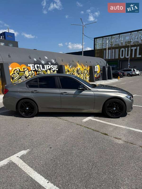 Седан BMW 3 Series 2016 в Києві