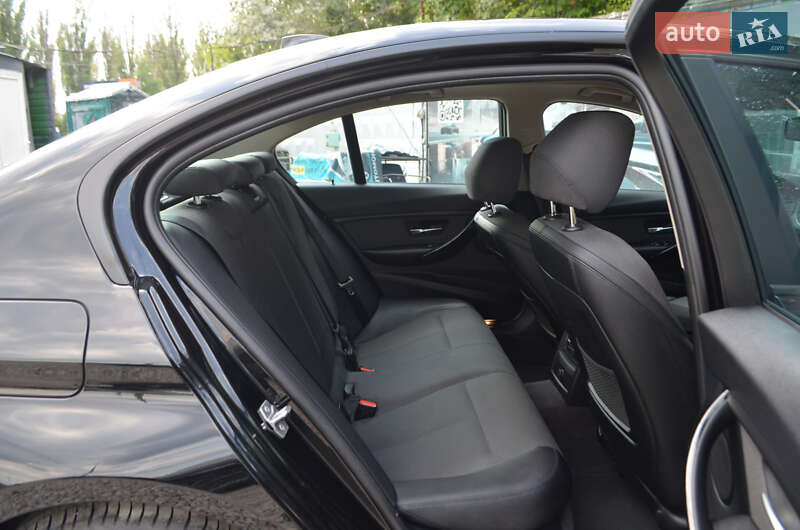 Седан BMW 3 Series 2016 в Києві