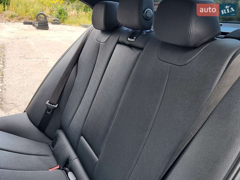 Седан BMW 3 Series 2017 в Ровно