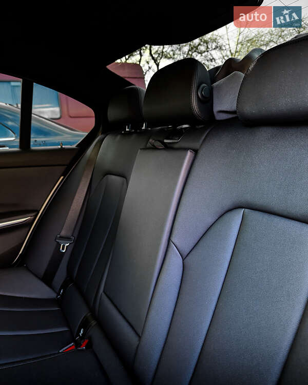 Седан BMW 3 Series 2019 в Ровно