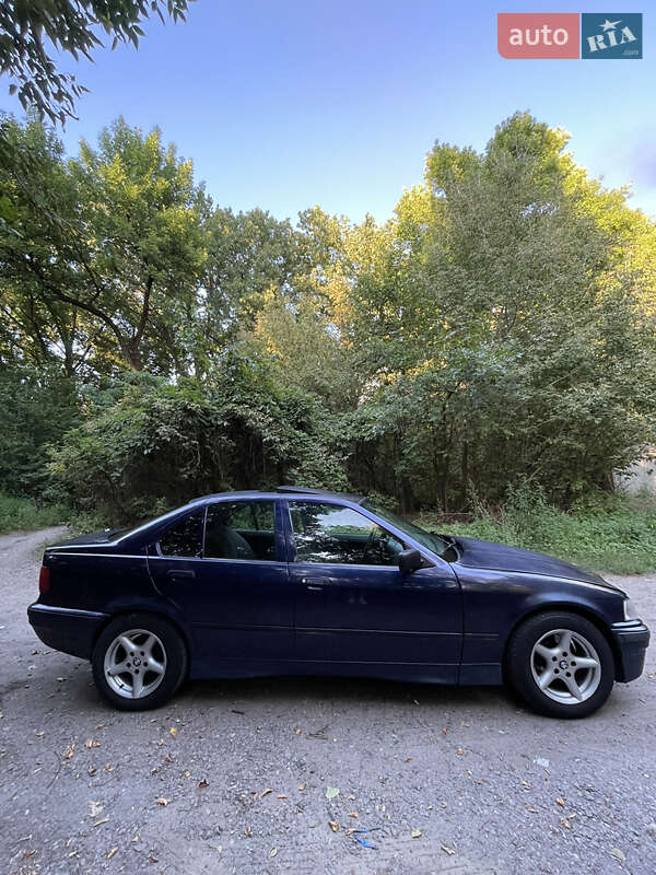 Седан BMW 3 Series 1994 в Кременчуці