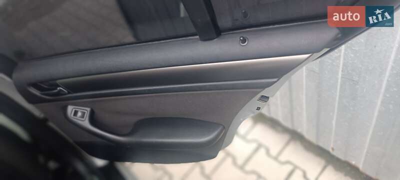 Седан BMW 3 Series 2004 в Киеве