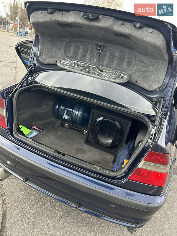 Седан BMW 3 Series 2001 в Днепре