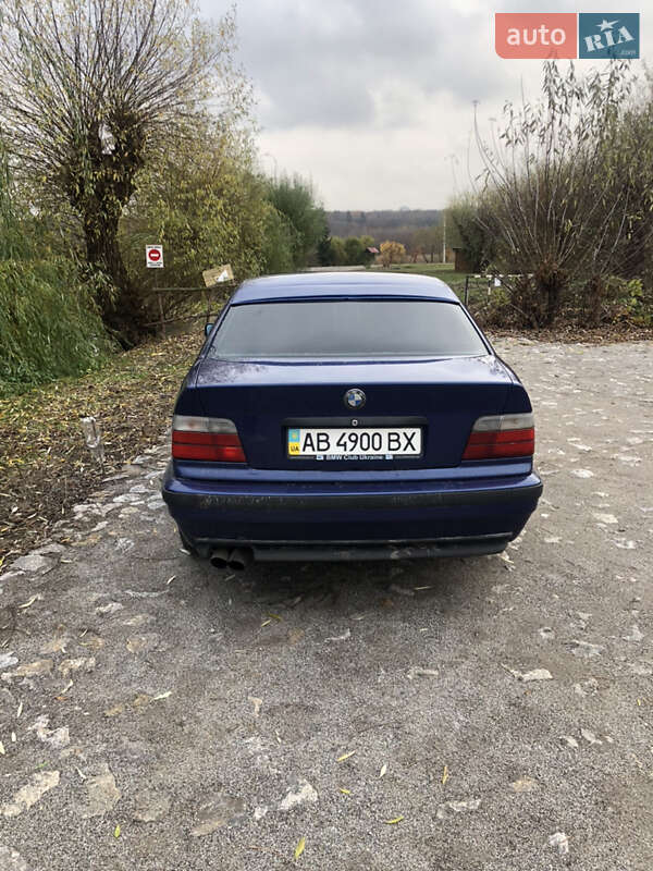 Седан BMW 3 Series 1992 в Виннице