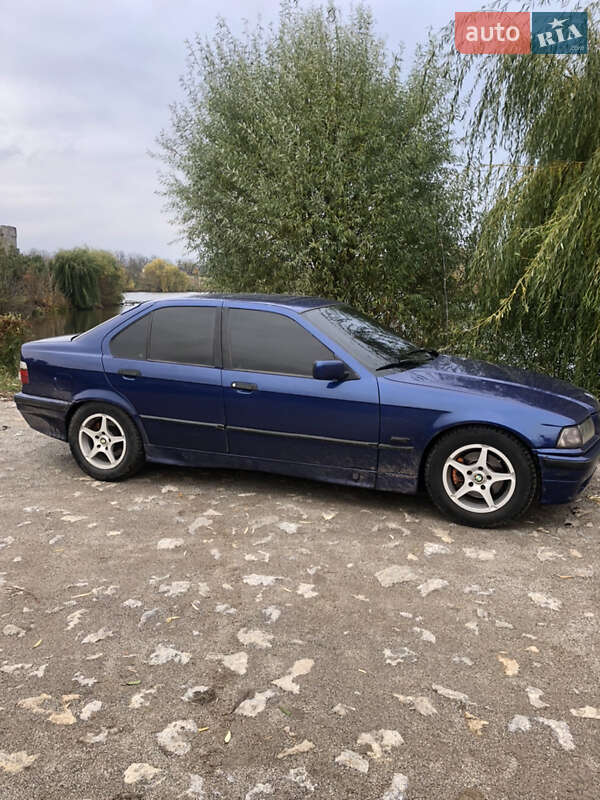 Седан BMW 3 Series 1992 в Виннице