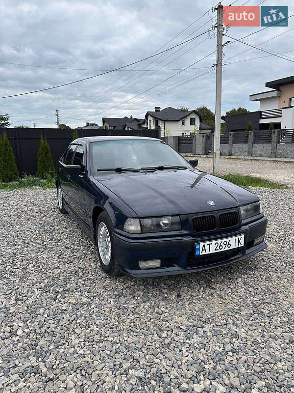 Седан BMW 3 Series 1993 в Хотине