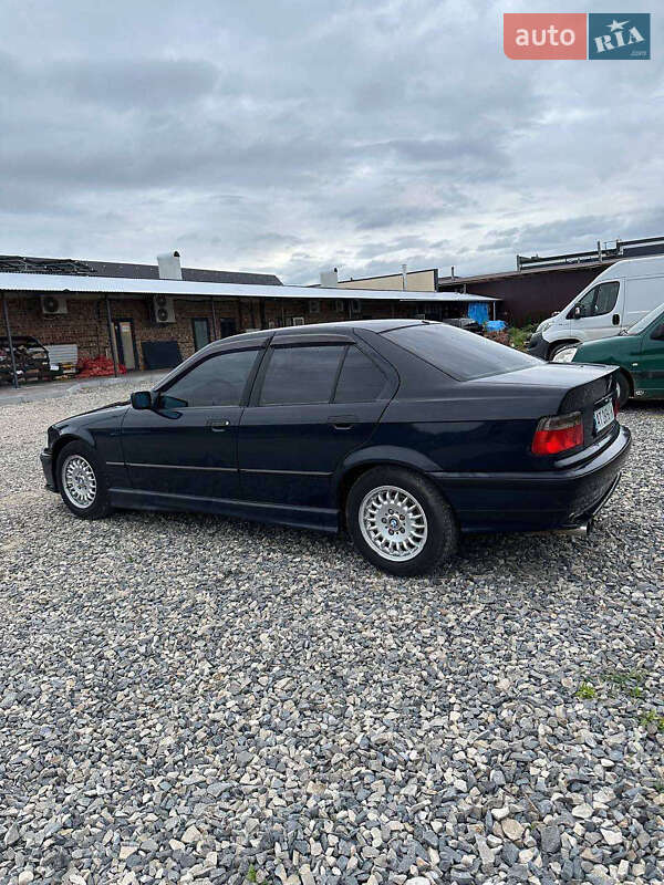 Седан BMW 3 Series 1993 в Хотине