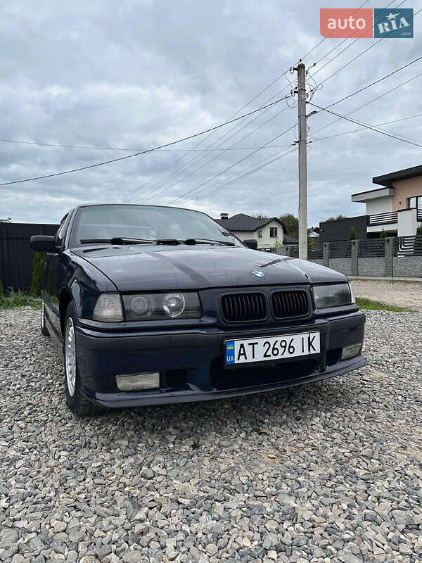 Седан BMW 3 Series 1993 в Хотине