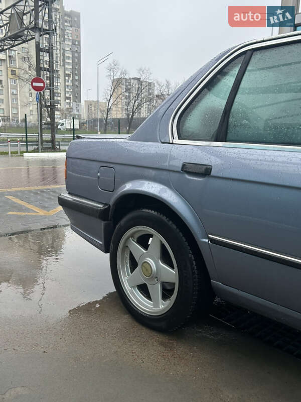 Седан BMW 3 Series 1987 в Киеве