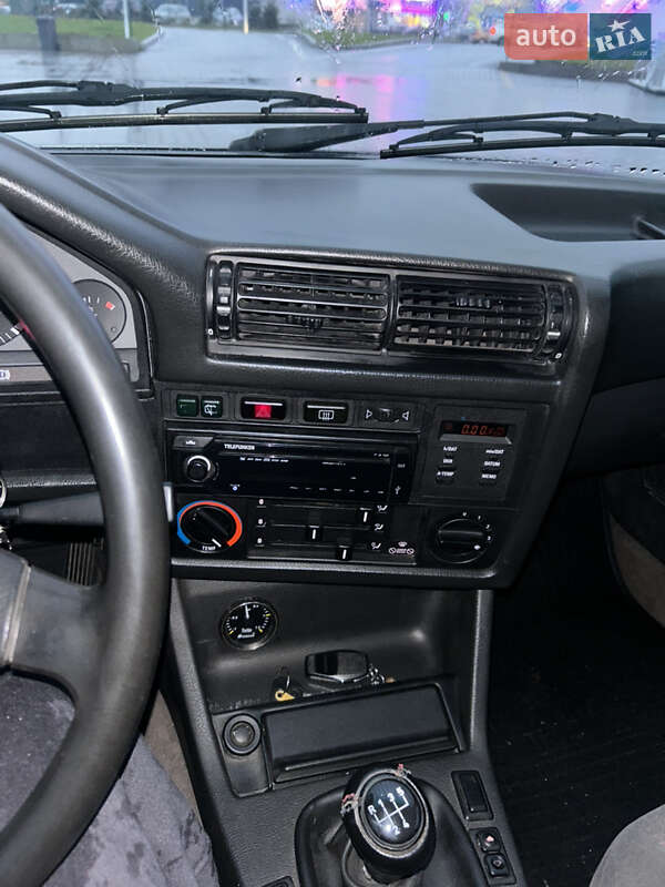 Седан BMW 3 Series 1987 в Киеве