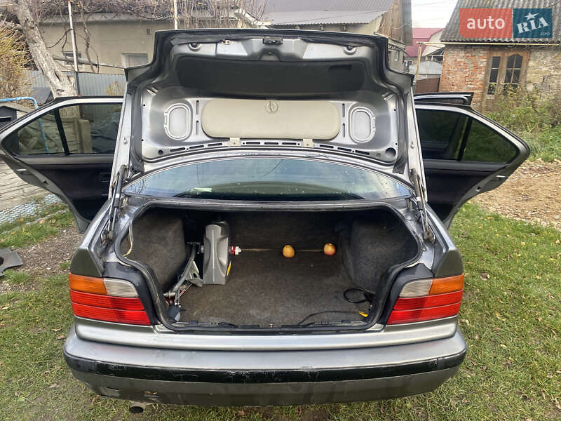 Седан BMW 3 Series 1993 в Хотине