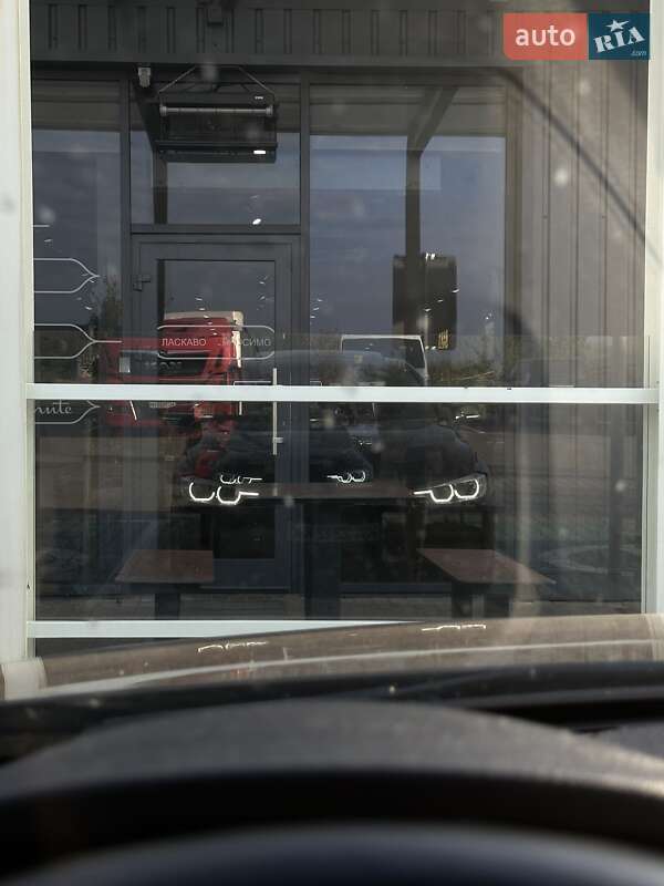 Седан BMW 3 Series 2018 в Киеве