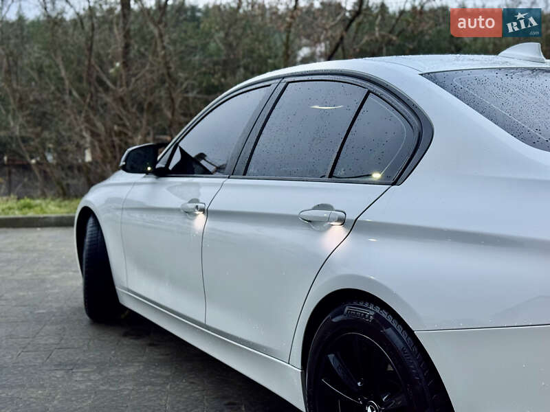 Седан BMW 3 Series 2016 в Новояворовске