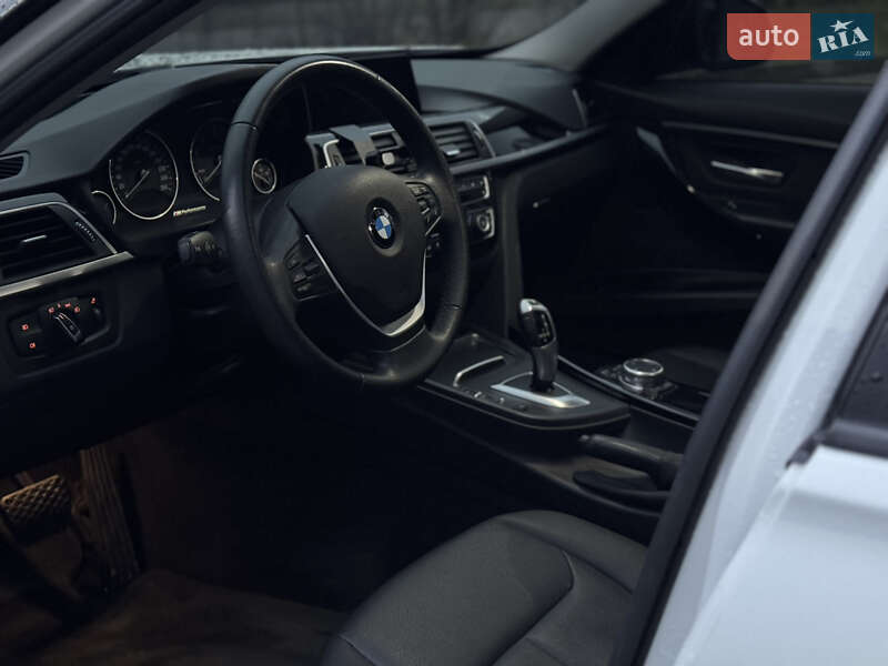Седан BMW 3 Series 2016 в Новояворовске