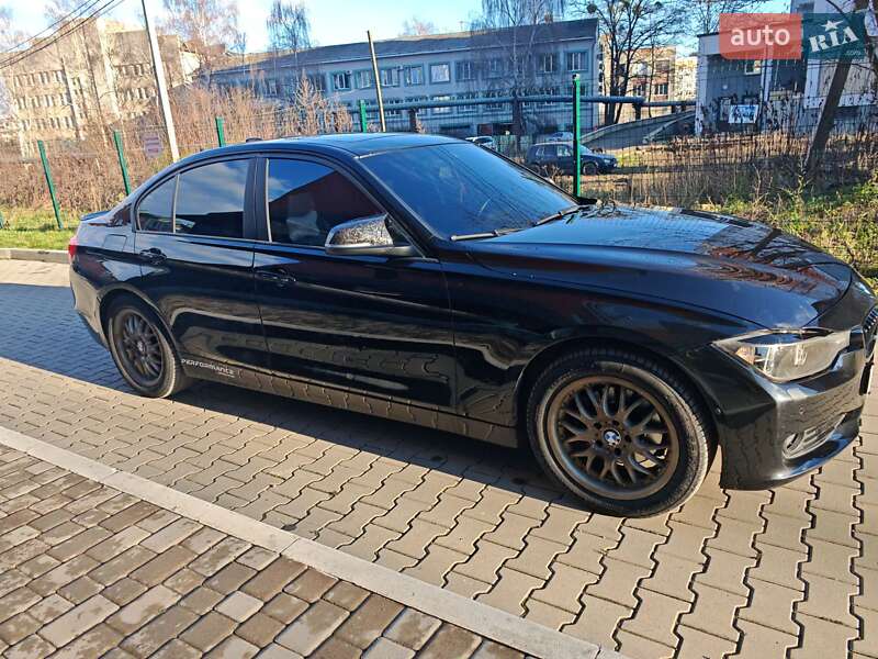Седан BMW 3 Series 2014 в Чернівцях