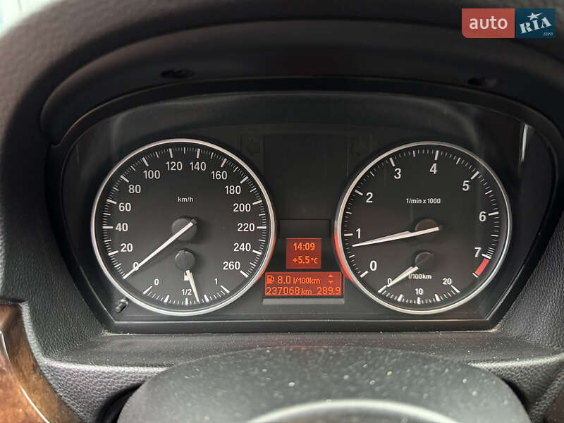 Седан BMW 3 Series 2010 в Нововолинську