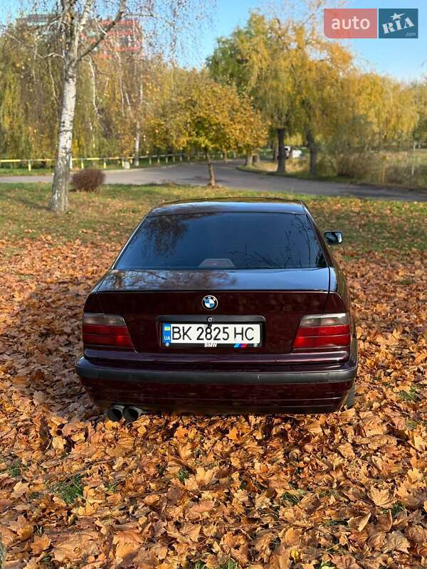 Седан BMW 3 Series 1993 в Ровно