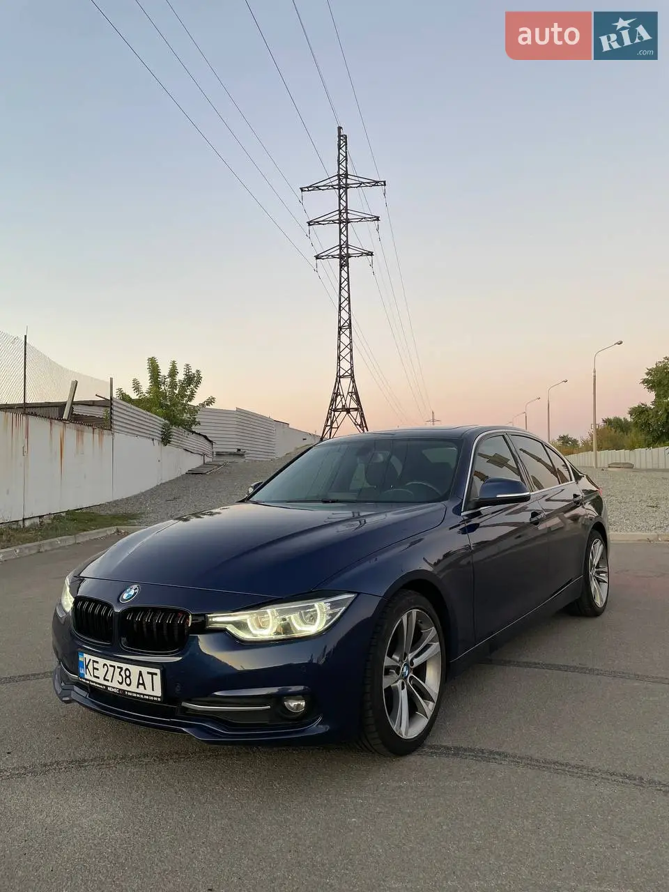 BMW 330i F30 2017 року, легендарний двигун В48, 2 літри турбо, повний привід
Яскраво-синій кузов, який на сонці переливається фіолетовими відтінками - виглядає дорого і привертає увагу.
Чорна стеля та салон, люк, підтримка Apple CarPlay, запуск двигуна з кнопки, датчик дощу, авто оснащене передніми та задніми парктроніками, камера заднього виду, електропривід дзеркал
2 комплекти коліс - літо R18, зима R17
2 ключі
2 комплекти «ніздрів» для бампера та затемнені повторювачі поворотників на дзеркала
Автобізнесменів прошу не турбувати